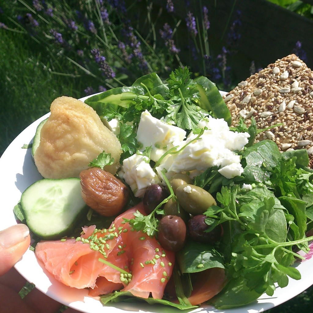 Eetdagboek lunch: Salade zalm, rucola, olijven