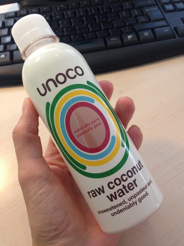 Op mijn werk bij het Superfood Centre proef ik voor het eerst deze raw coconut water van Unoco.