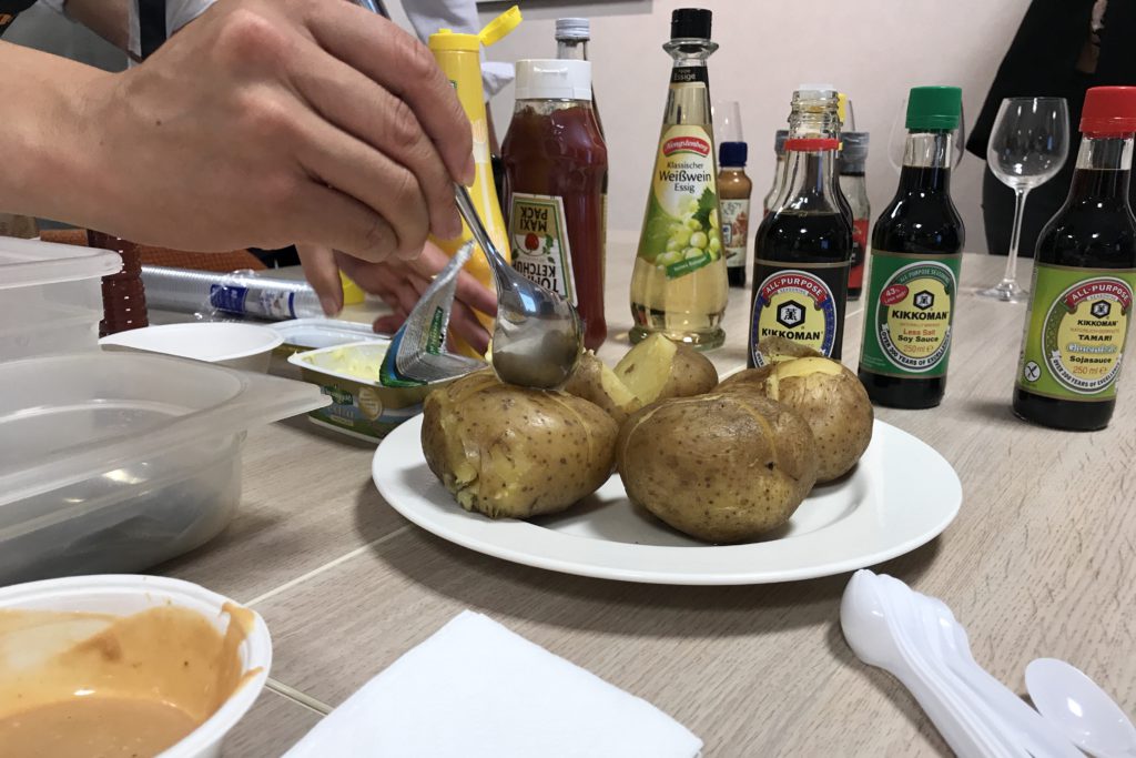 gepofte aardappel met sojasaus kikkoman