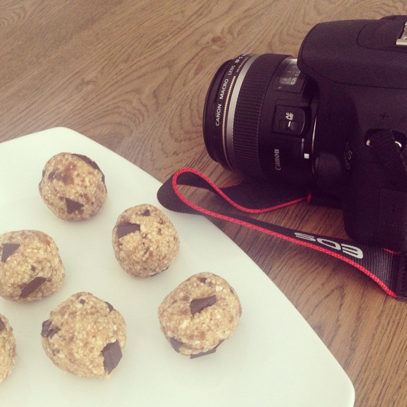 Ik ben zo happy met mijn Canon spiegelreflex! Dat zijn mijn favoriete werkdagen: kokkerellen voor mijn site en het vervolgens fotograferen! Zoals deze cookie dough bonbons (klik voor recept).