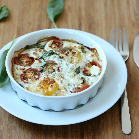 En dit is 'm dan: het meest populaire gerecht van de maand augustus. Eieren met tomaat en geitenkaas uit de oven. Nog niet gemaakt? Snel doen. Je mist echt wat! Klik voor recept.