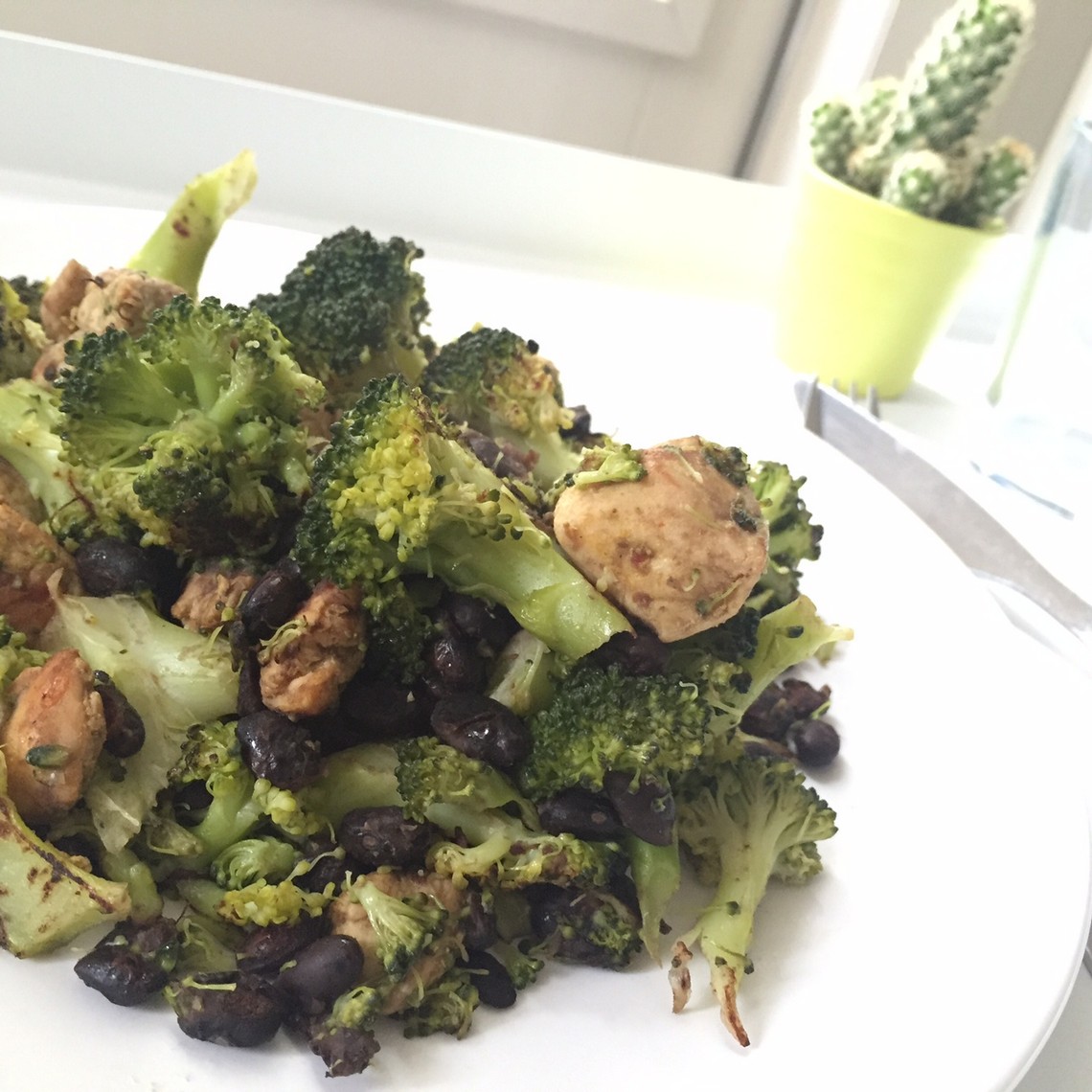 personal body plan maaltijd: broccoli, kip, bonen en soja
