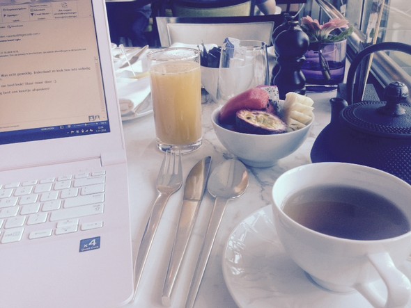 Theetje, vers fruit, slowjuice en mijn laptopje. Ik tik met veel plezier nog een blogje tijdens het ontbijt.