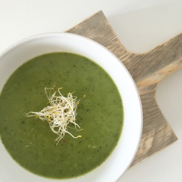courgette broccoli soep met alfalfa kiemen