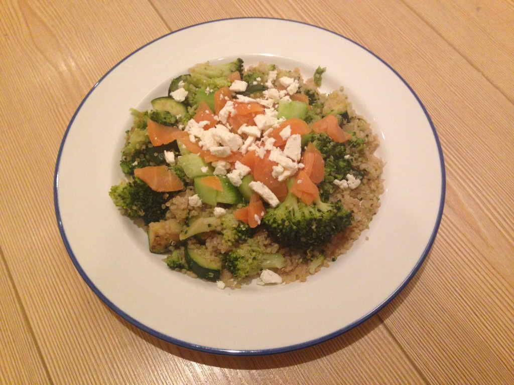 Quinoa recept met groene groenten, zalm en feta
