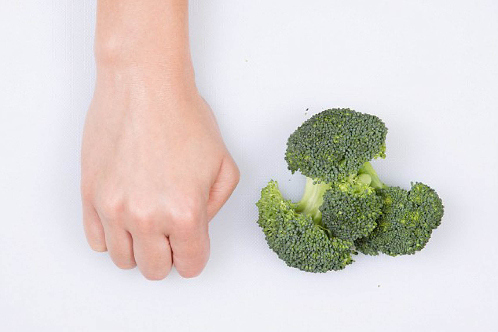 Voor groenten kun je de grootte van je vuist aanhouden. Dit staat ongeveer gelijk aan 80 gram. Drie vuistjes groente per dag, en je hebt je dagelijks aanbevolen hoeveelheid groenten binnen! Probeer wel lekker te variëren natuurlijk! 