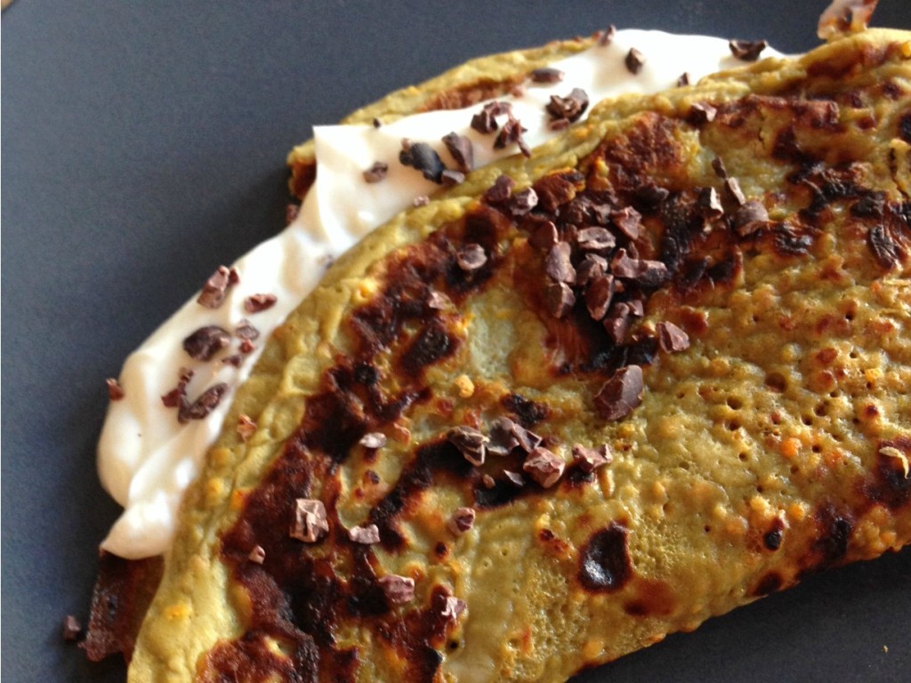 Omelet gemaakt van superfood bijenpollen, honing met kwark en cacao nibs als topping. 