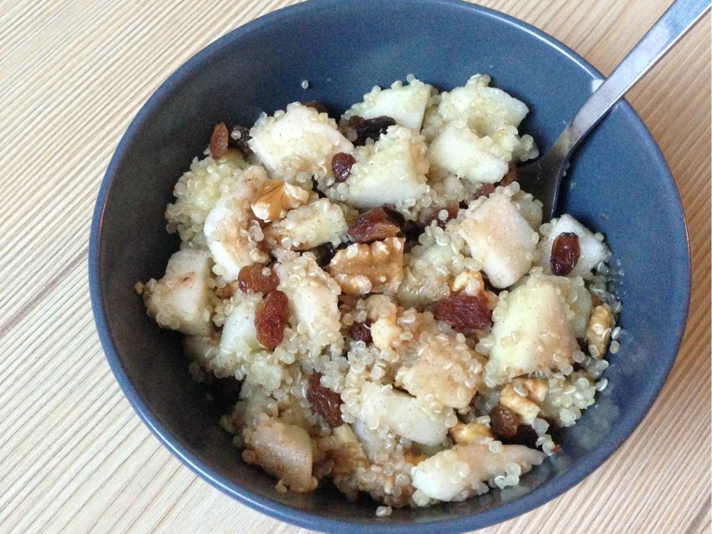 Quinoa met peer als gezond ontbijt