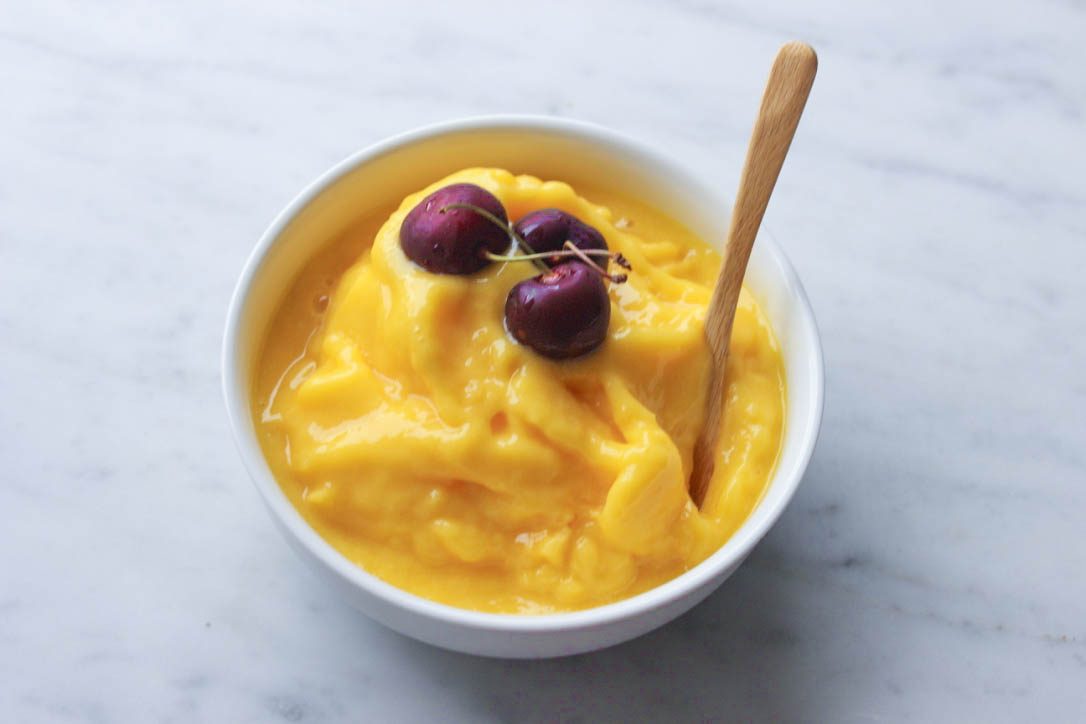 sorbetijs van verse mango, favoriete toetjes