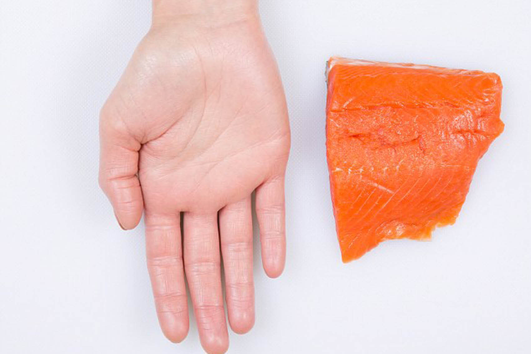 Nog meer gezonde vetten! Net zoals vlees zou een portie vette vis zoals zalm, makreel of sardientjes zo groot als je handpalm (zonder vingers) moeten zijn. Vette vis bevat enorm veel gezonde omega-3 vetten, maar let wel op, ook hier zitten gewoon calorieën in.